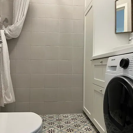 Apartment Lovely 2-bedroom With Free Parking