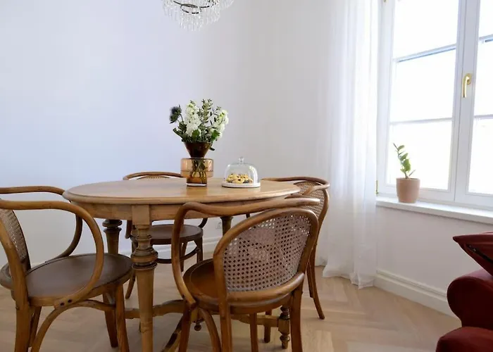 Apartament Lovely 2-bedroom With Free Parking *